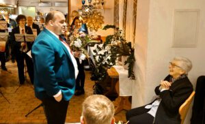 Mirko Karst übergibt Blumenstrauß an Anne Schickle